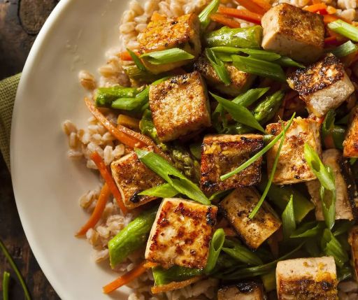 Salteado de vegetales con tofu y arroz cocido