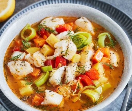 Sopa de verduras con pescado blanco y tortilla de maíz