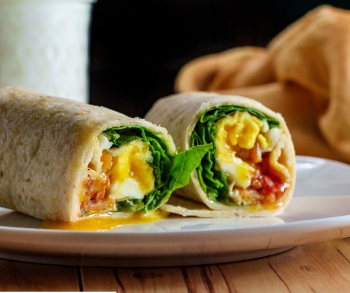 Wrap de huevo con jamón y vegetales