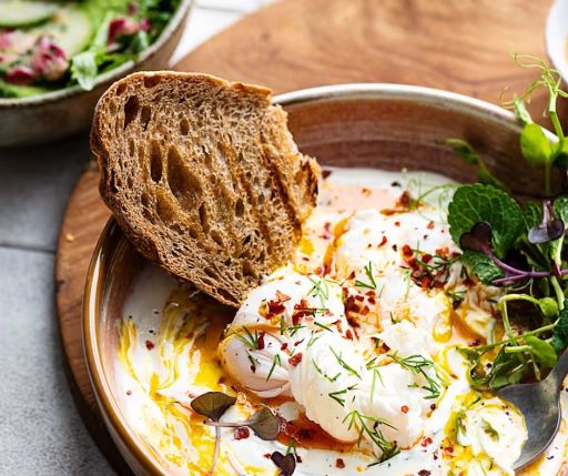 Huevos turcos y pan integral