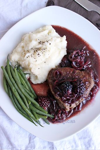 Filete de res con reducción de moras y cabernet