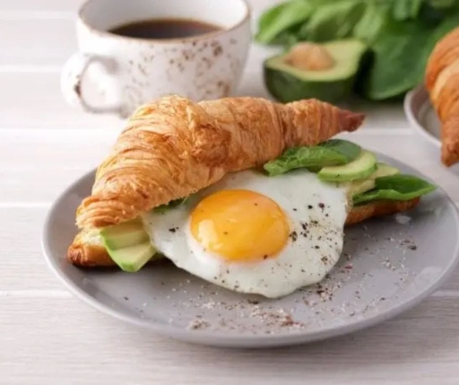 Croissant con huevo
