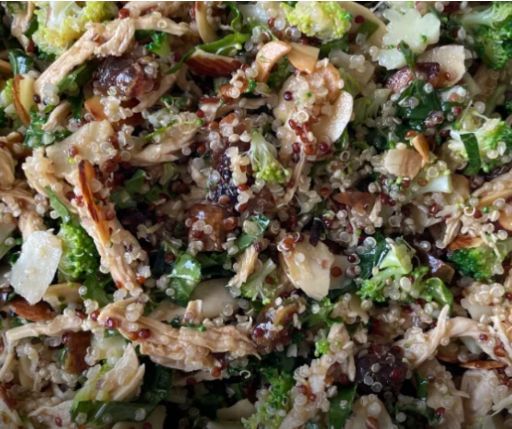 Ensalada Bowl de Brócoli con Pollo, Quinoa, Dátil, Almendra y Vinagre Balsámico