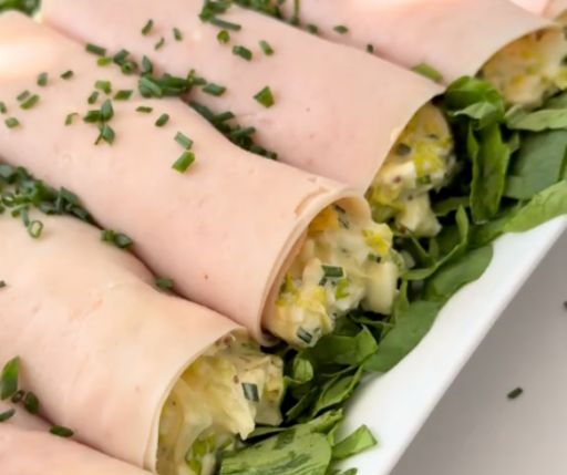 Rollos de pavo rellenos de ensalada de huevo