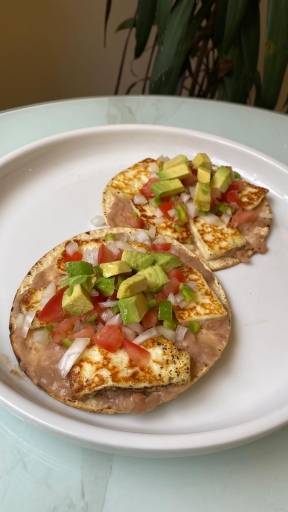 Tostadas de frijoles con panela