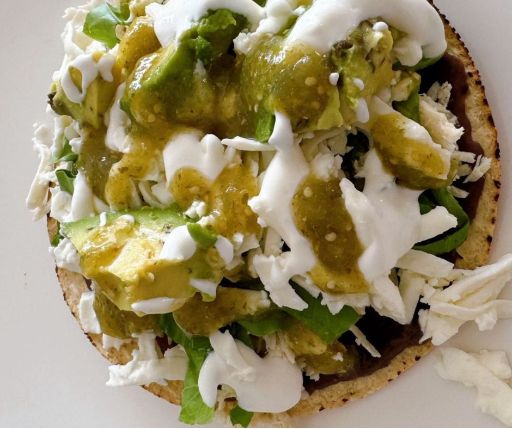 Tostadas con frijoles y queso oaxaca