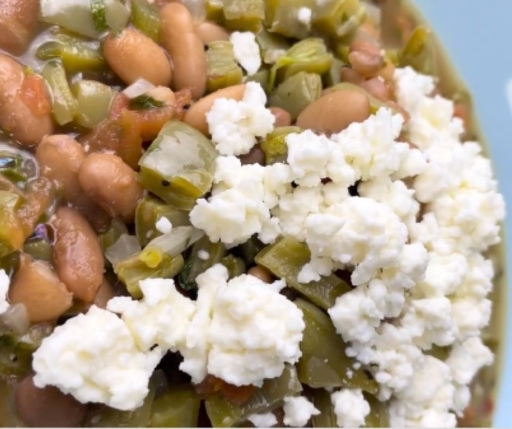Frijoles con nopal y queso