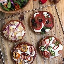 Pizza thins con verduras y yogurt con mango