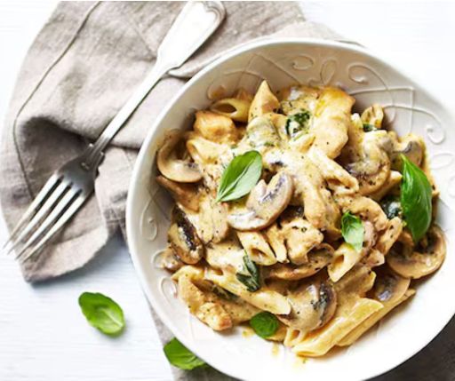 Ensalada de pasta con pollo y champiñones