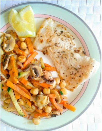Pescado blanco con verduras y garbanzos