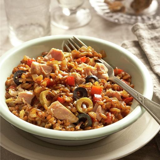 Ensalada de atún con arroz integral y aceitunas
