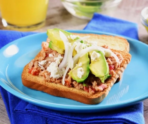 Tost con aguacate y frijoles refritos