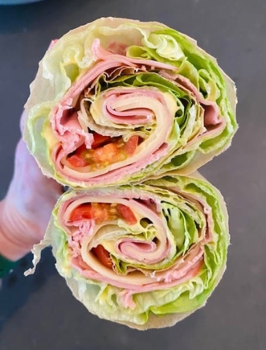 Burrito de lechuga, jitomate, queso panela y jamón bajo en grasa