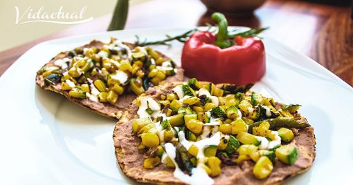 Tostadas con frijoles y vegetales