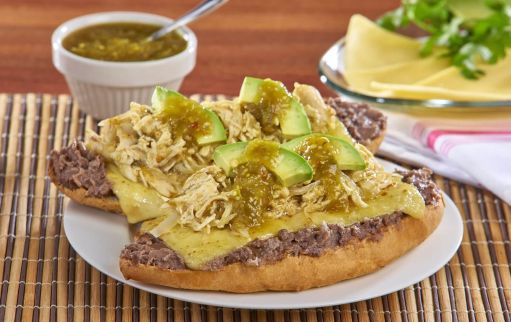 Molletes con pollo y salsa verde.