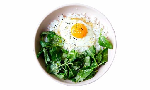 Huevo cocido con espinaca y arroz