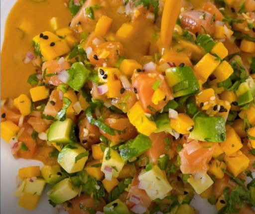 Ceviche de salmón con aguacate