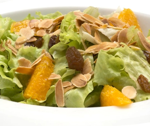 Ensalada de naranja con almendras y pasitas
