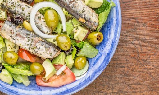 Ensalada Mediterránea con Sardinas