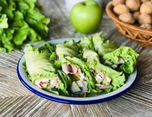 Rollitos de lechuga con manzana y requesón