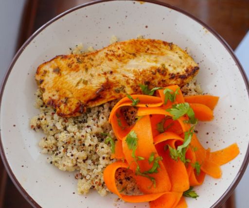 Pollo con quinoa y ensalada de zanahoria