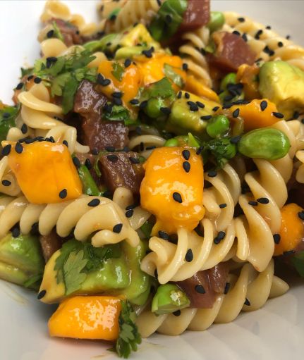 Ensalada de pasta con mango y atún