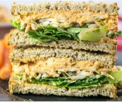 Sándwich de hummus con tofu