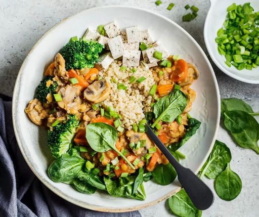Bowl de vegetales con tofu y quinoa