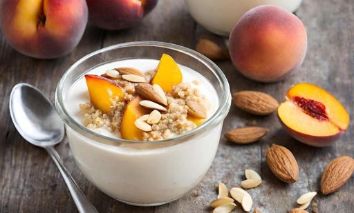 Durazno y almendras con yogurt natural