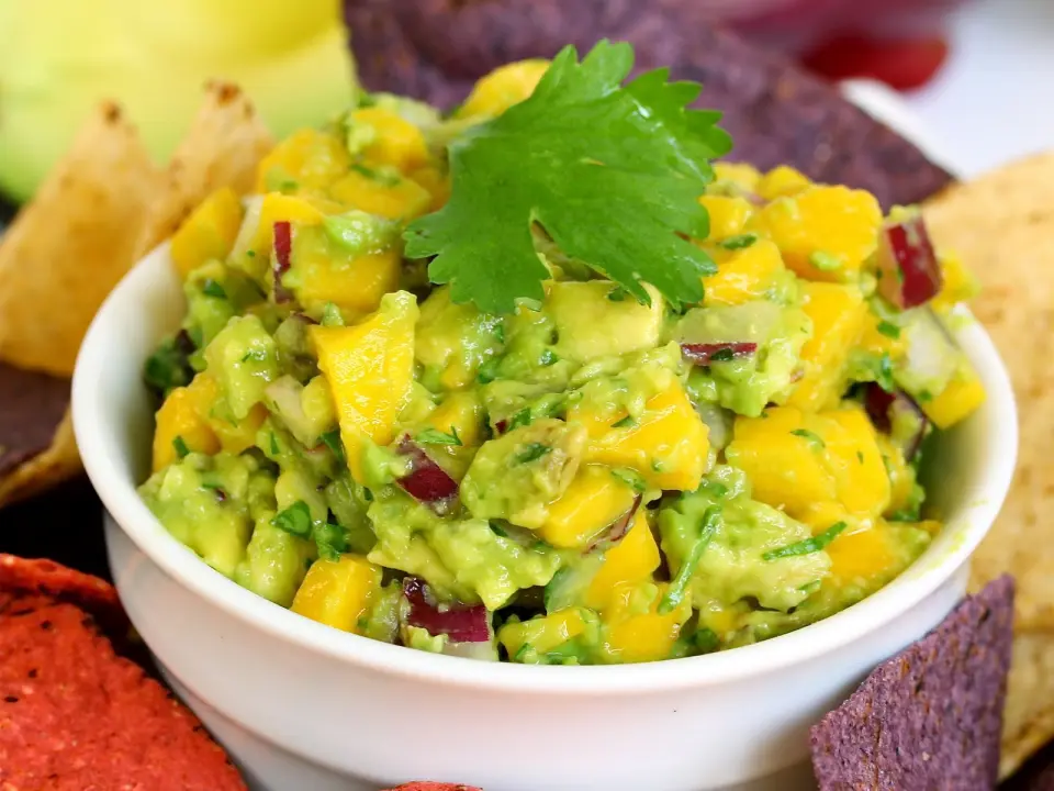 Guacamole con mango, queso panela y pepino