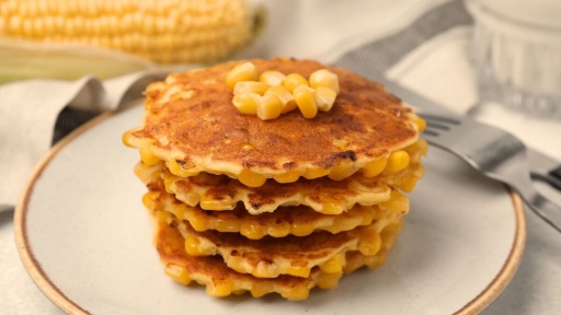 Hot cakes de elote amarillo con avena y huevo