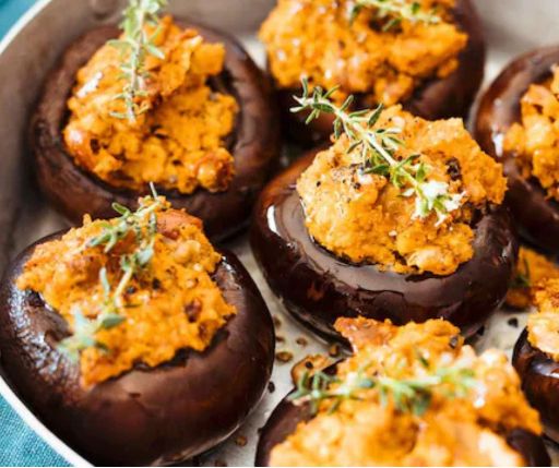 Portobellos rellenos de tofu con aguacate y arroz integral