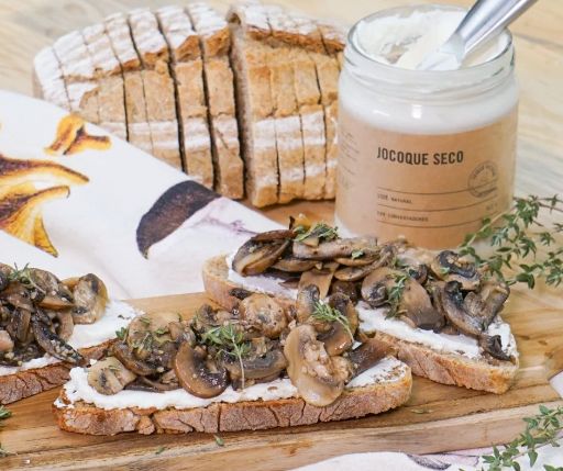 Toast de champiñones con jocoque