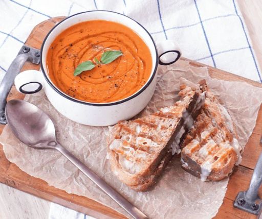 Sopa de jitomate y sandwich de queso