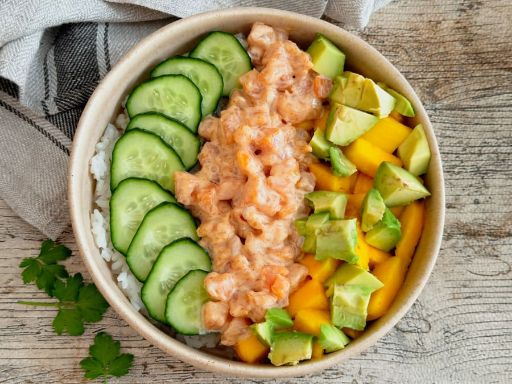 Bowl de Salmón con Pepino y Mango
