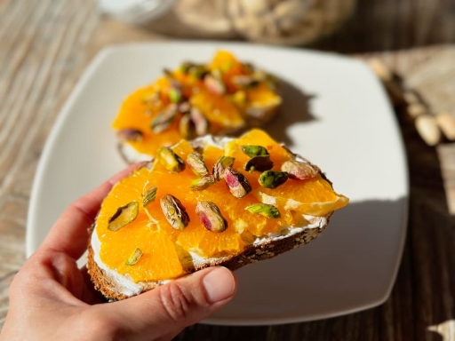 Tostadas de Naranja con Pistaches