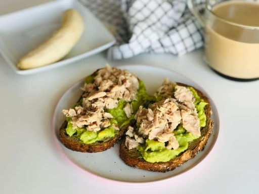 Tostadas de Atún y Aguacate