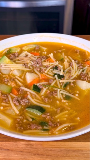 Sopa de fideo con molida de res