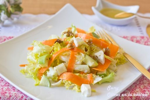 Ensalada de zanahoria y manzana con queso fresco