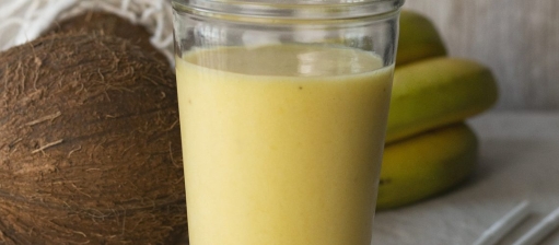 Batido de plátano, mango y agua de coco de 173 Kcal