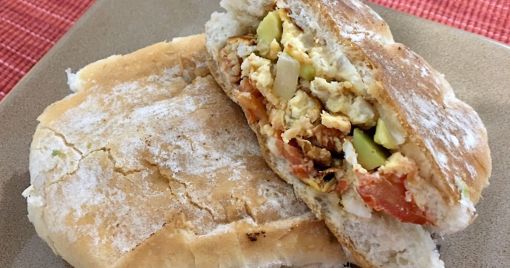 Torta de huevo con jitomate y cebolla