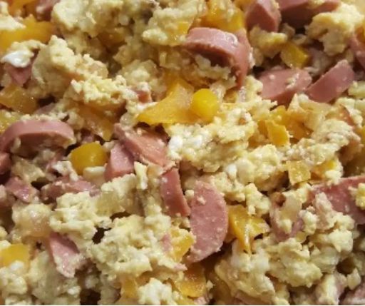 Huevos con salchicha de pavo y pimientos