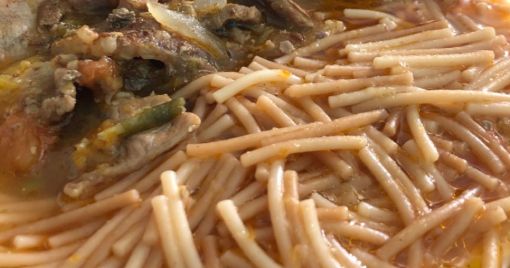 Sopa de fideo con bistec