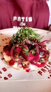 Tostadas de atún con betabel y arúgula