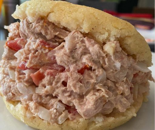 Arepa con atún y jitomate