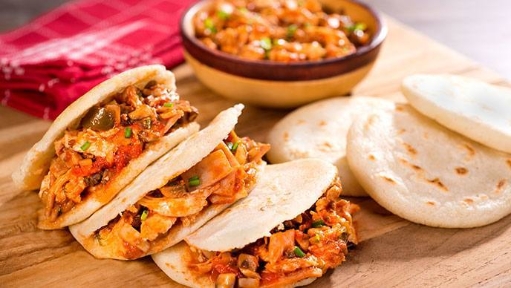 Arepa con pollo y vegetales