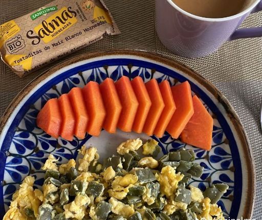Huevo con nopales, papaya y café