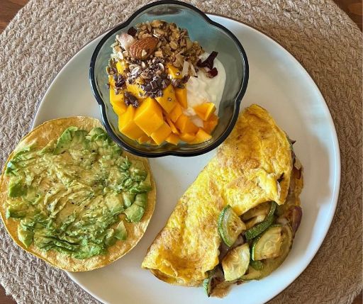 Omelette con tostada de aguacate y yogur con mango