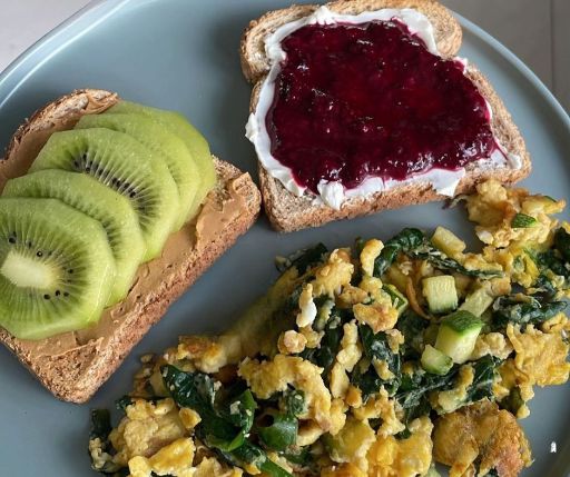 Huevo con verdura y toast de kiwi y mermelada