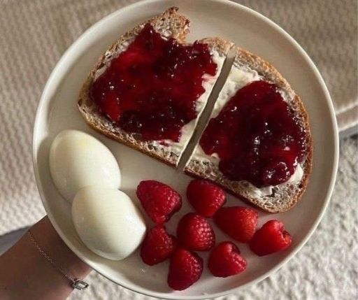 Toast con mermelada con huevo cocido